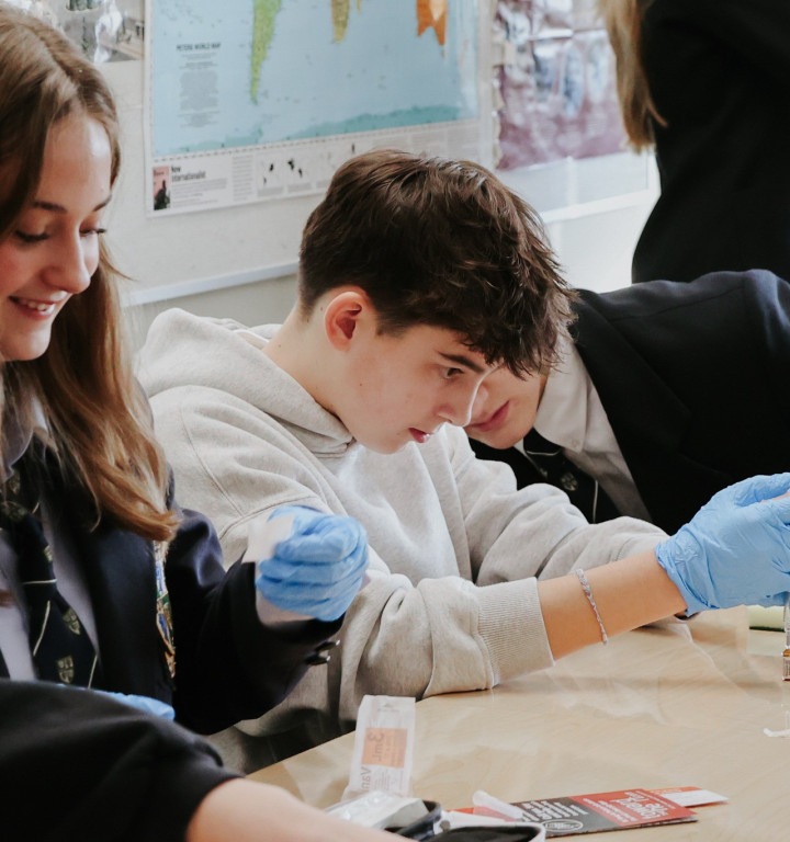 Schüler und Schülerin im Unterricht beim Experimentieren
