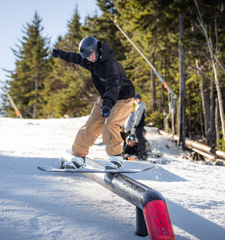 Snowboarder auf einer Half-pipe in Aktion