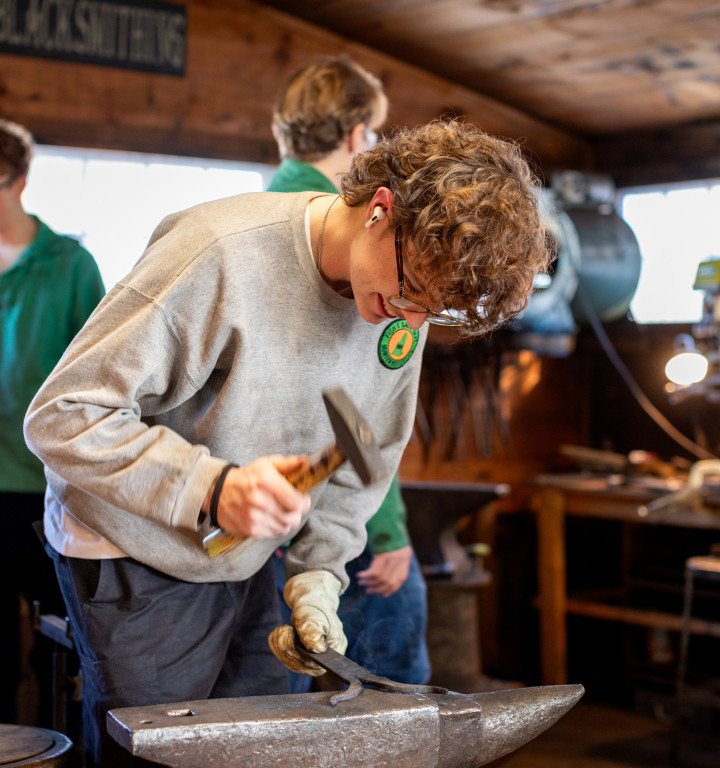 Schüler im IDEAS Centre der Gould Academy bei Holzarbeiten