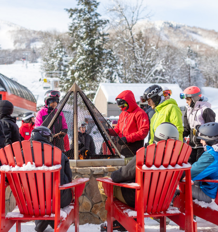 Schüler und Lehrer warten auf der Piste auf die Skigondel