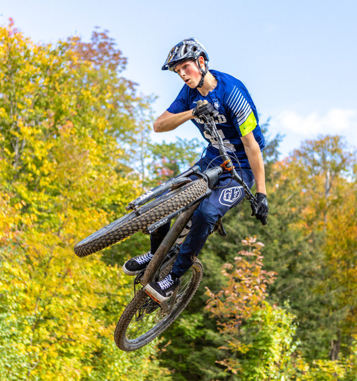 Mountainbiker im Flug