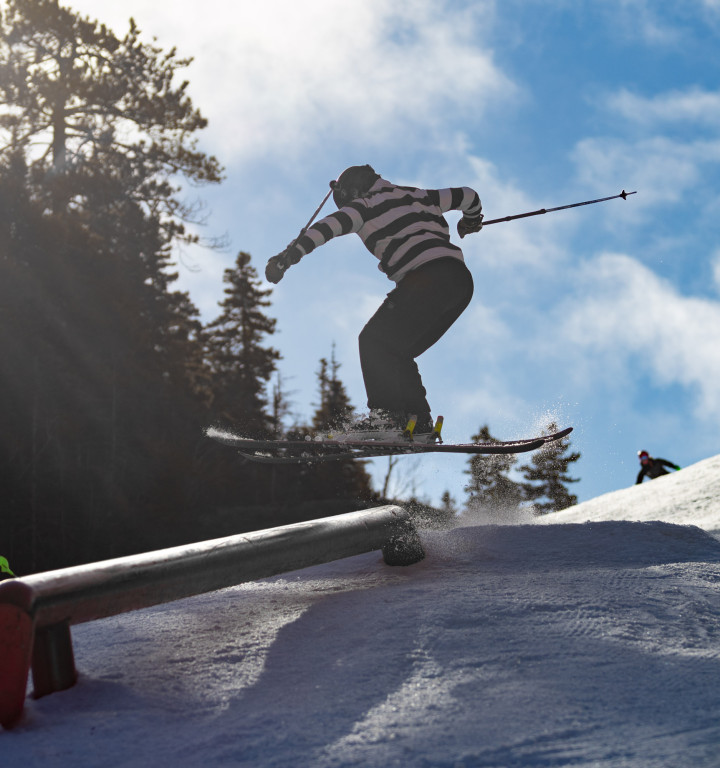 Snowboarder im Flug auf der Half-Pipe
