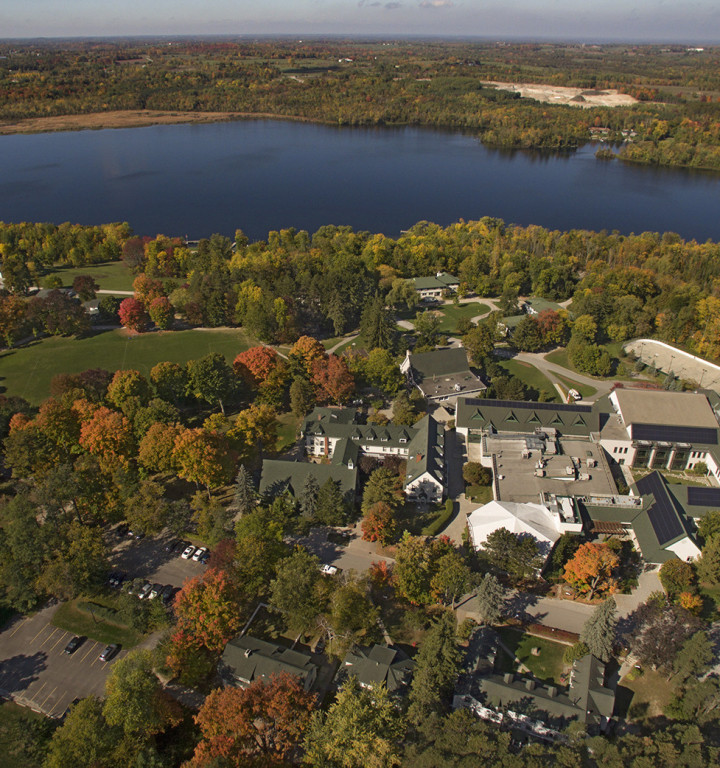 Luftaufnahme des Lakefield College School-Campus am See