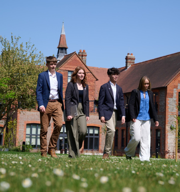 Schülerinnen und SChüler vor dem Sixth Form-Center,