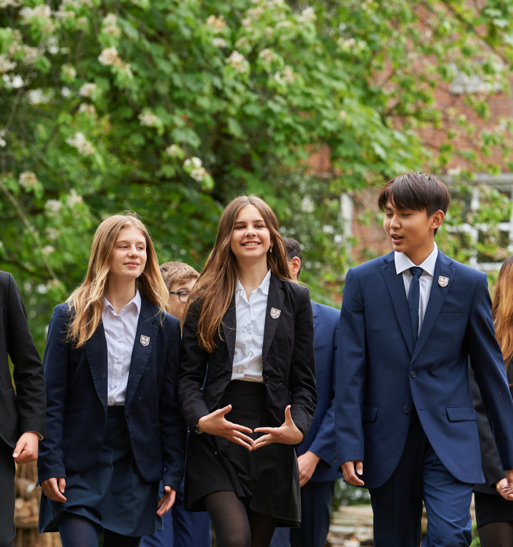 Schülerinnen und Schüler der Klassen 9, 10 und 11 in Schulunfirom auf dem Campus
