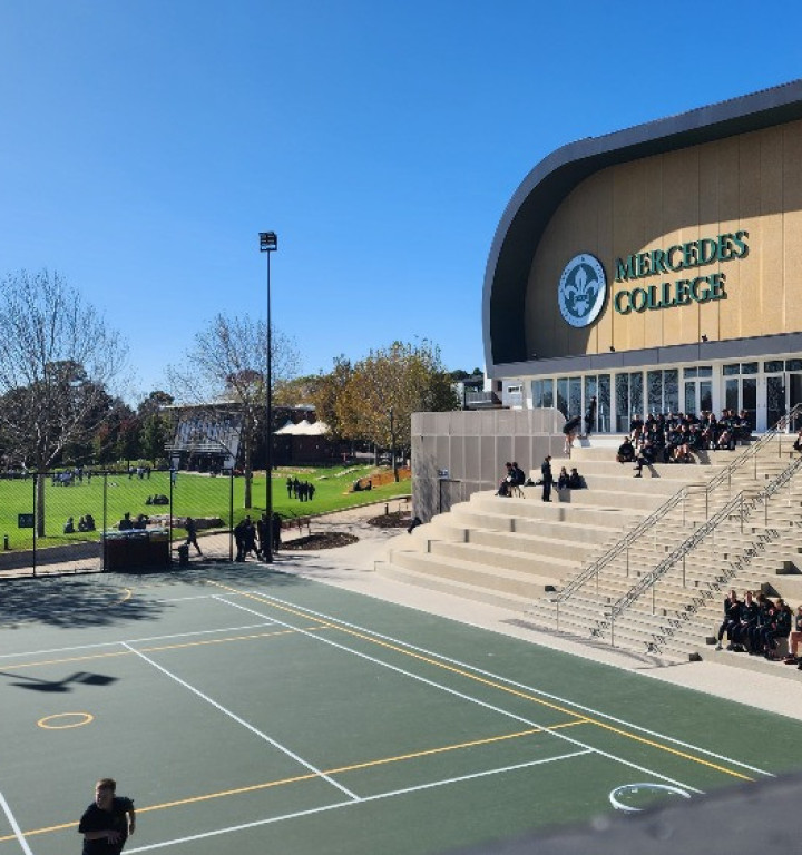 Campusgebäude mit Sportplatz davor