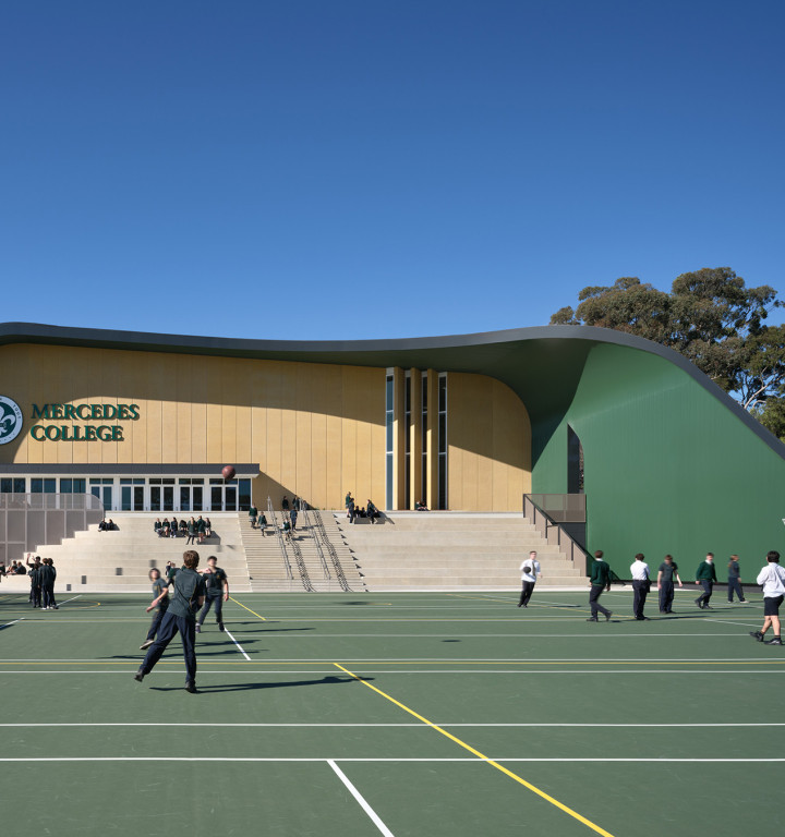 Campusgebäude mit Astro-Turf-Sportplatz davor
