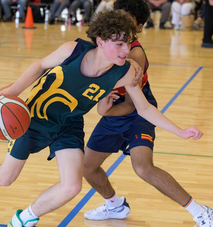 Rivalisierende Schüler beim Basketball-Match