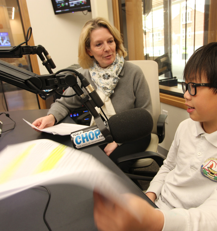 Lehrerin und Schüler in der Radiostation,