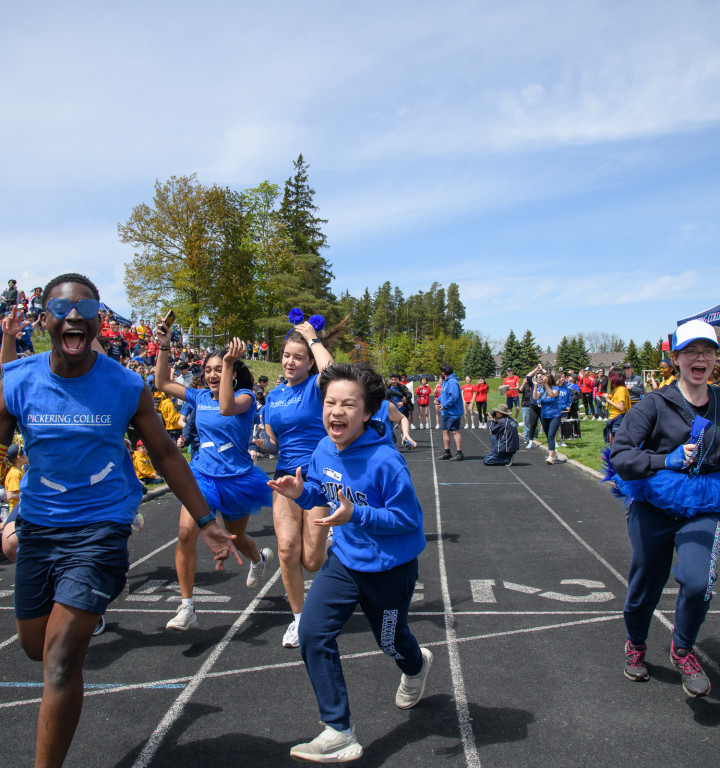 Schulsporttag - SchülerInnen beim Sprint