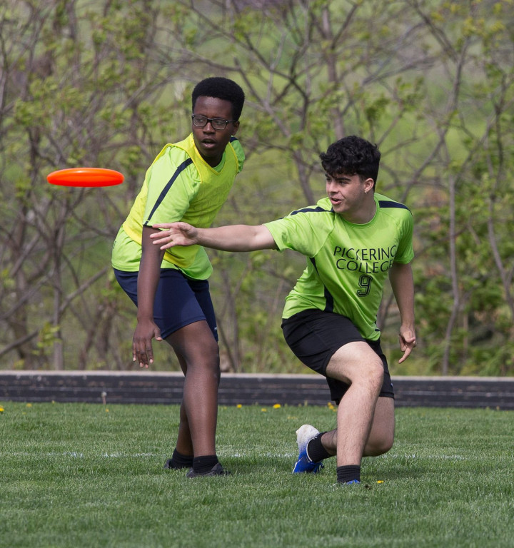 Schüler beim Frisbeespiel.