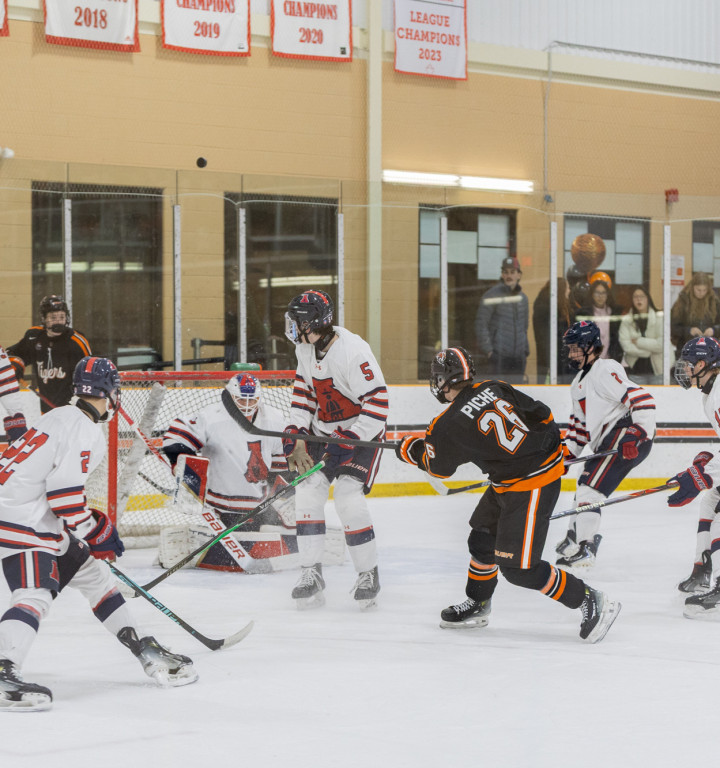 Ein Eishockey-Match in voller Aktion.
