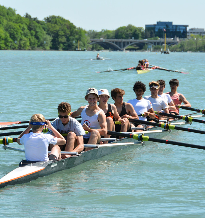 Jungen-Rudermannschaft im Boot