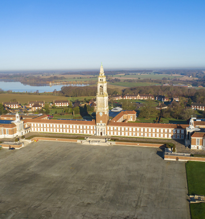 Luftaufnahme des Campusgeländes mit historischem Hauptgebäude