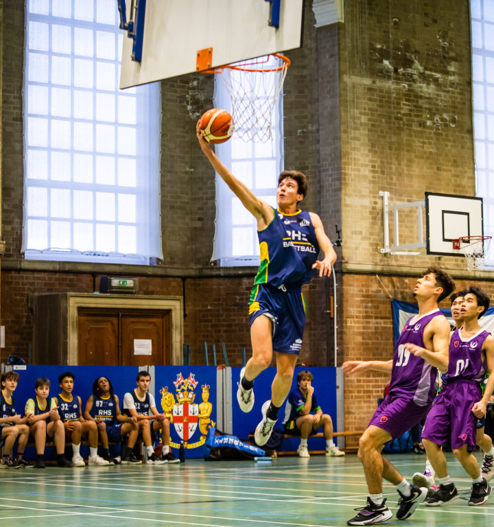 Jungen beim Basketball-Match gegen andere Schule