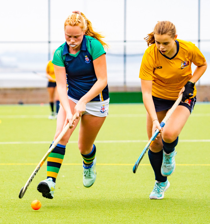Mädchen beim Feldhockey-Match