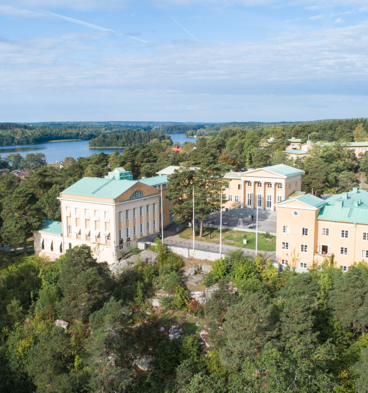 Luftaufname des Campus im Sommer bei strahlendem Sonnenschein