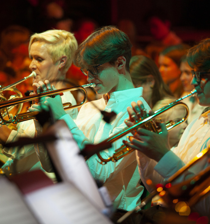 Das Schulorchester mit Trompeten bei einer Auffürung