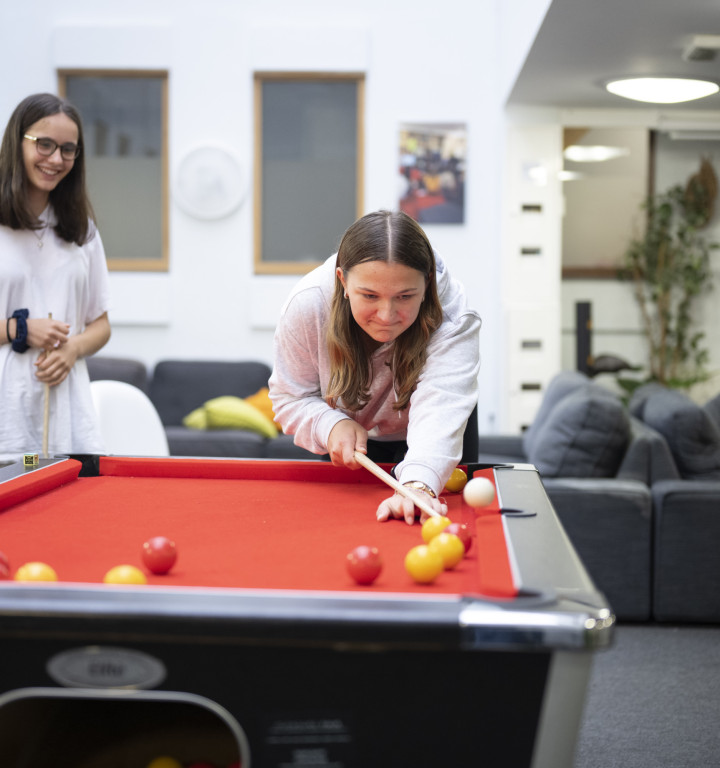 InternatsschülerInnen spielen Billiard im Boarding-Haus