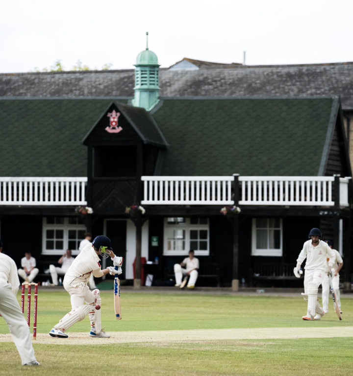 Chricketspiel vor dem Cricket-Pavilion