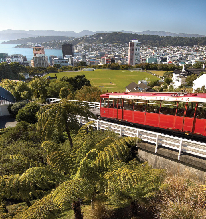 Roter Cable Car von Wellington  fährt den Berg hinauf
