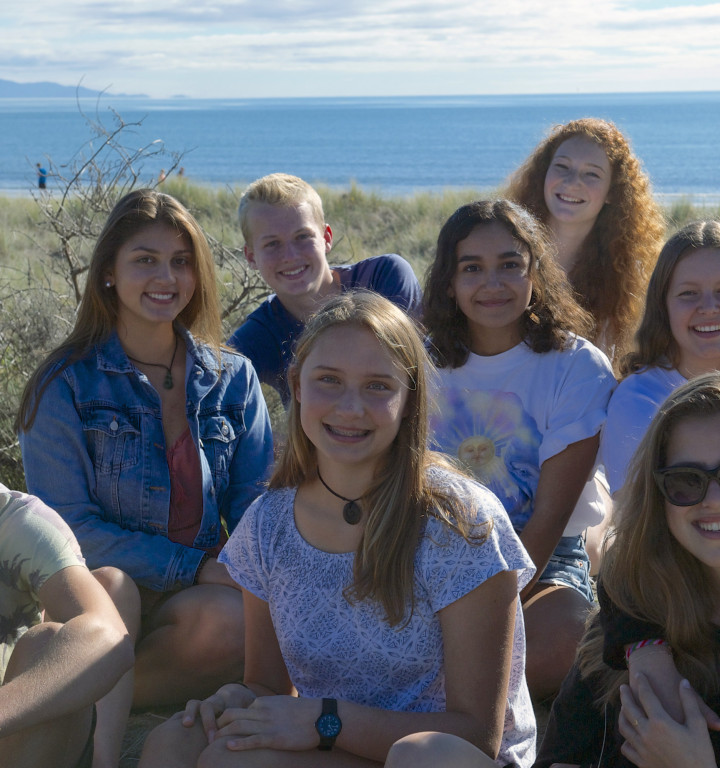 Gruppenfoto von Jungen und Mädchen in Strandnähe
