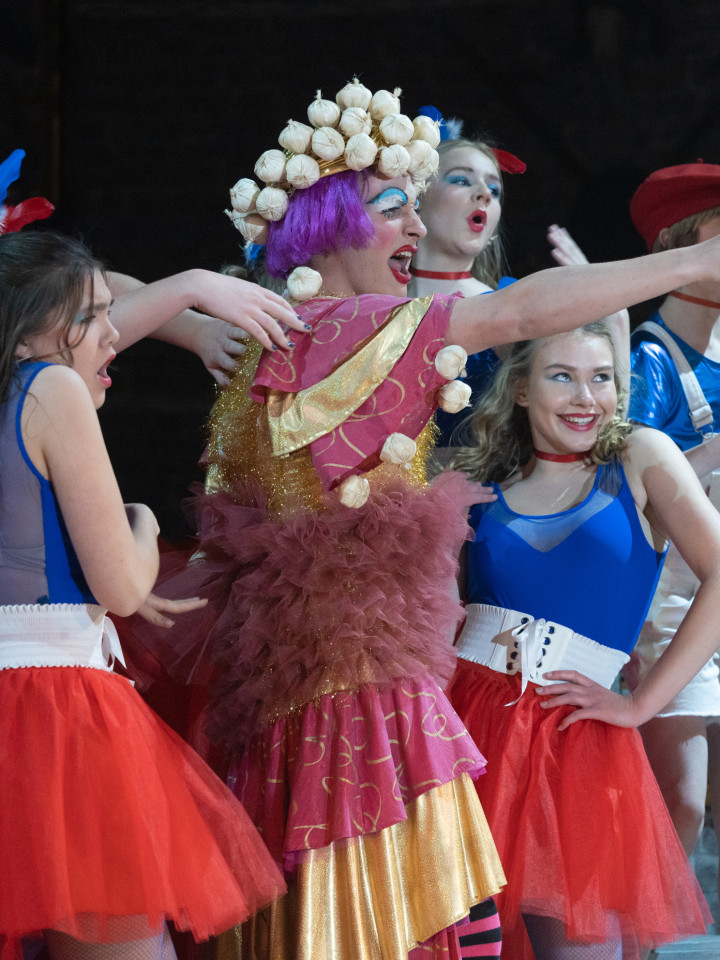 Schul-Musical bei der Aufführung mit Hauptdarsteller, der mit dem Finger in eine Richtung zeigt