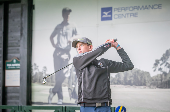 Golfschüler beim Absvhlag in der Halle