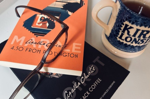 Agatha Christies Werke und eine Tasse Tee